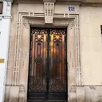 Bright And Cozy Paris Stay