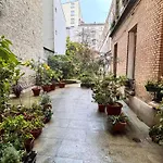 Bright And Cozy Paris Stay